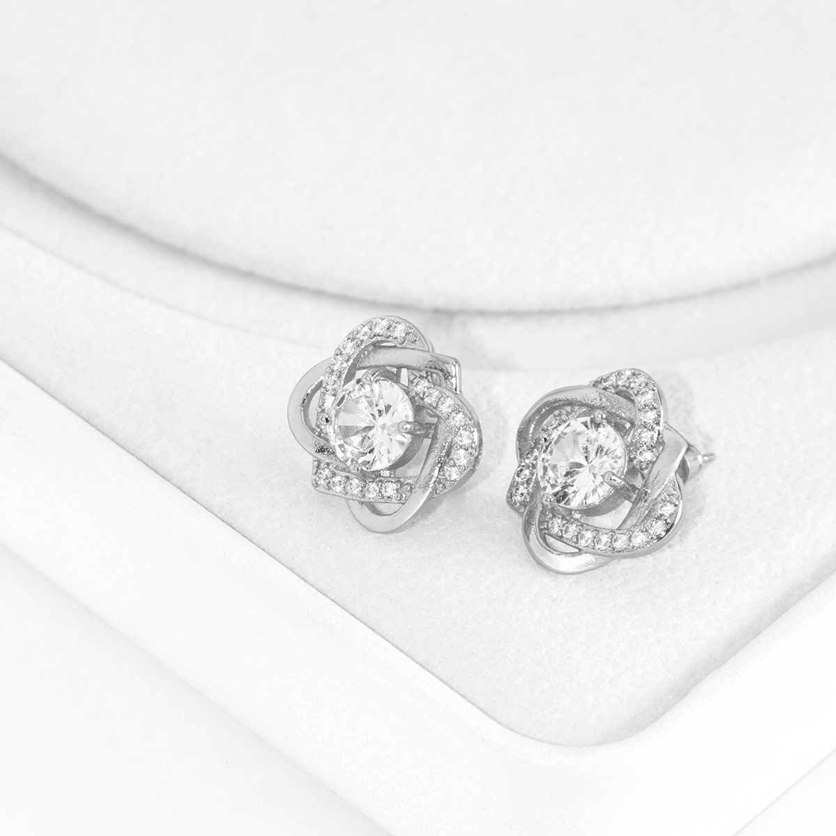 Brinco Coração Entrelaçada com Zircônia Central Banhado