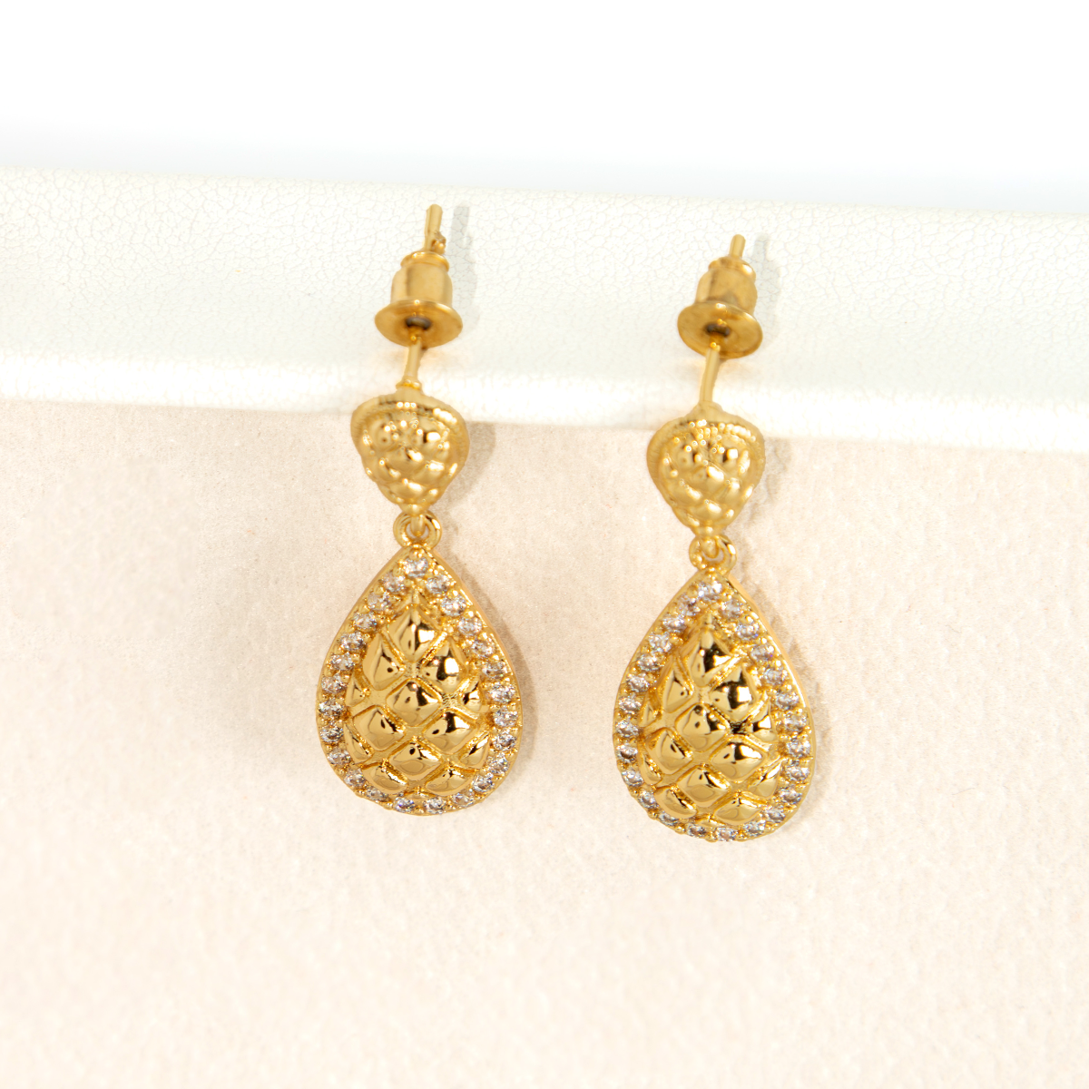 Brinco Gota Texturizada Com Zircônias Banhado