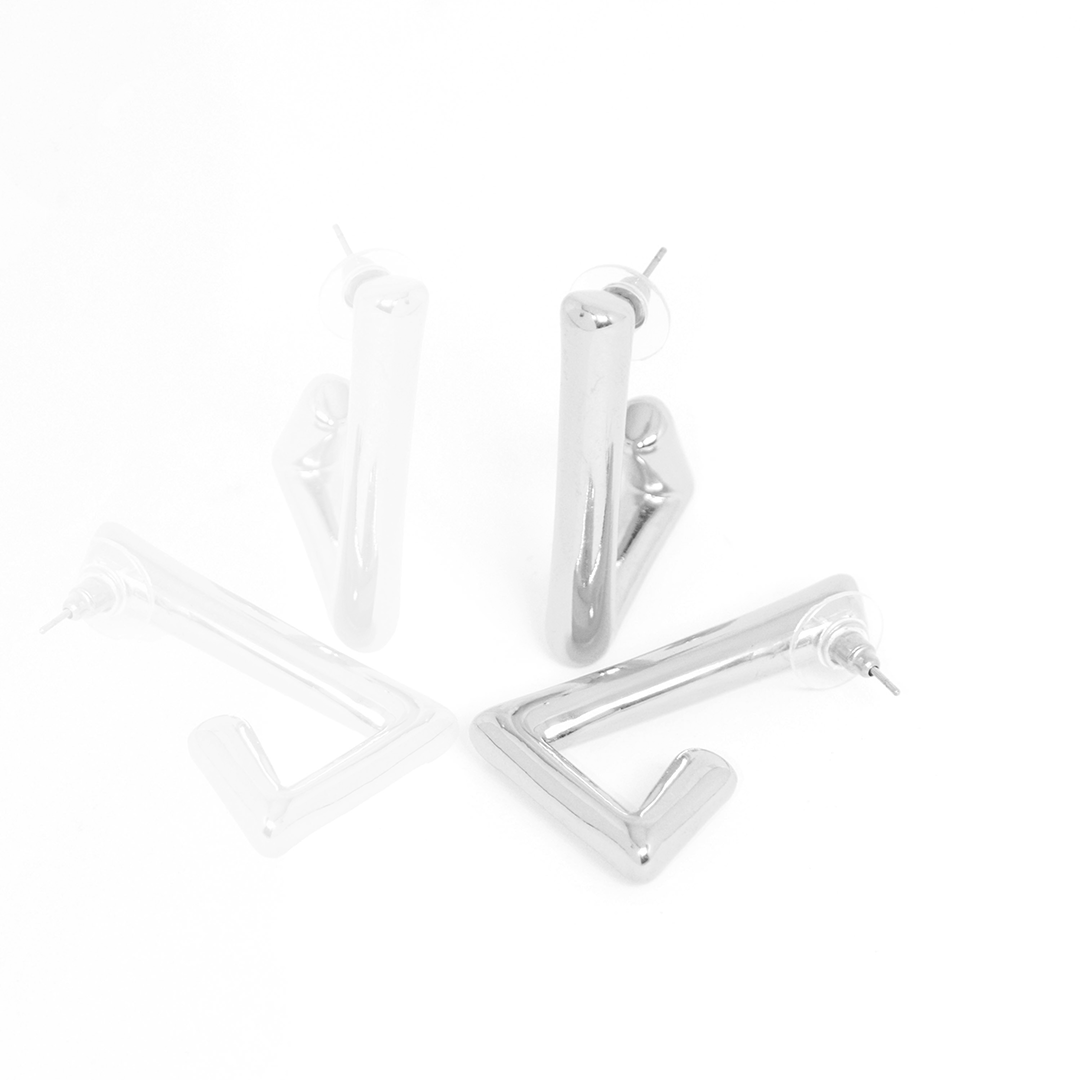 Brinco Geométrico Em L Banhado