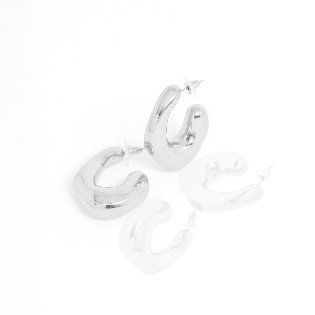 Brinco Curva Moderna Metálica Banhado