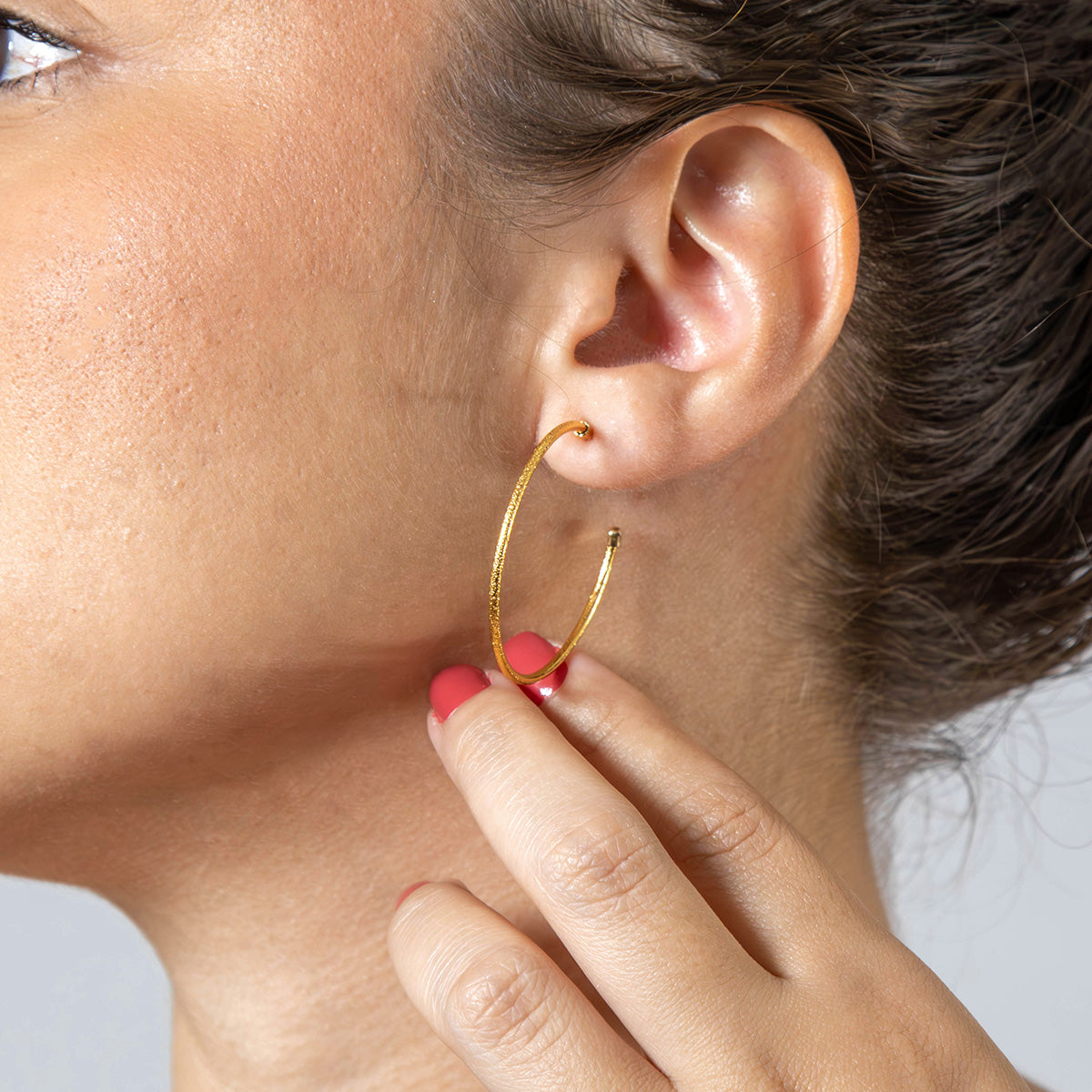 Brinco de Argola Fina Detalhada 3,7mm Banhado em Ouro