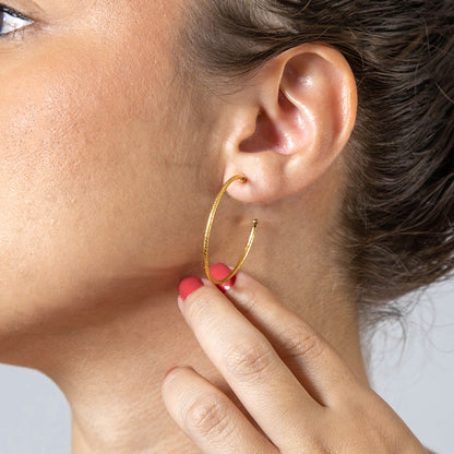 Brinco de Argola Fina Detalhada 3,7mm Banhado em Ouro