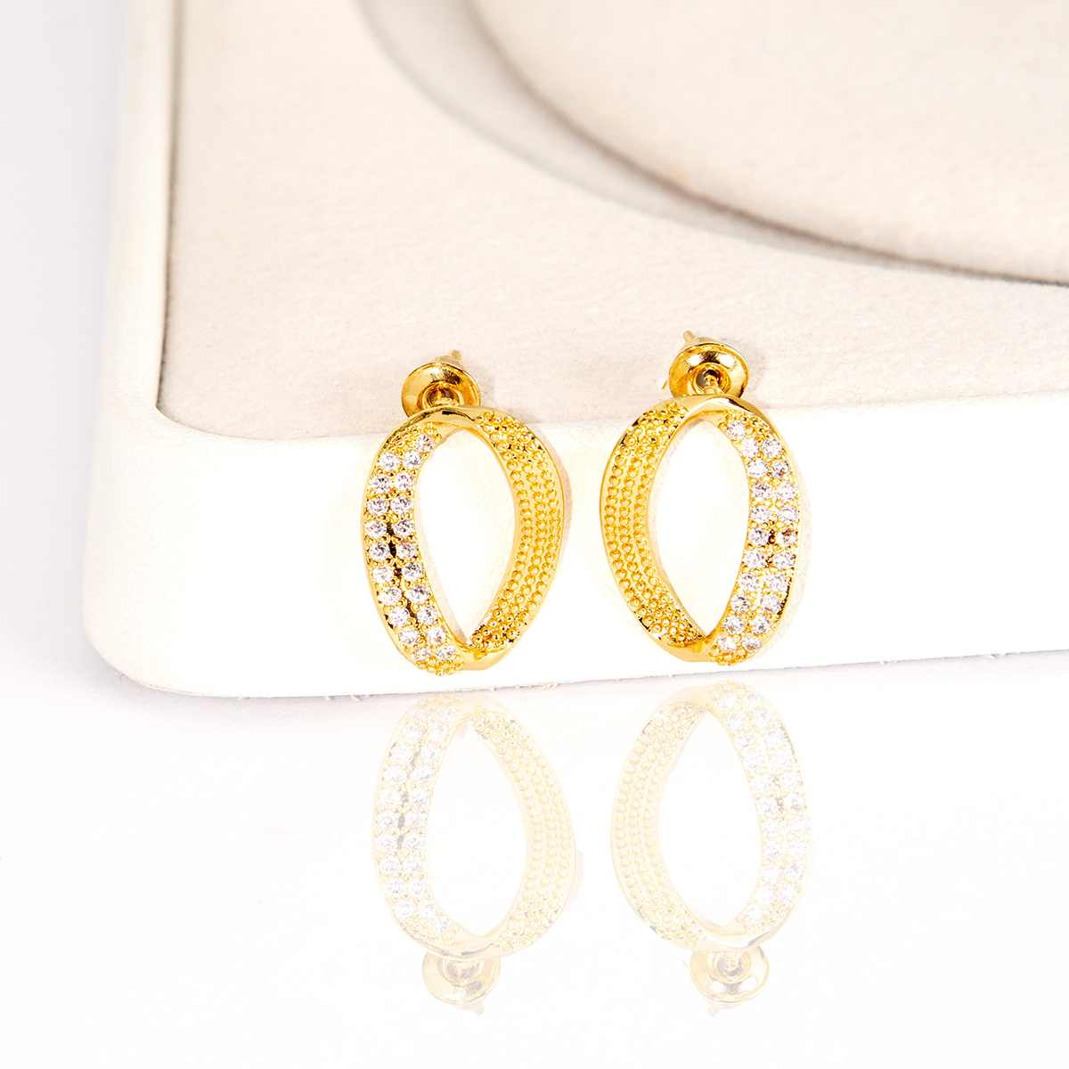 Brinco Oval Cravejado Contorno Duplo Banhado