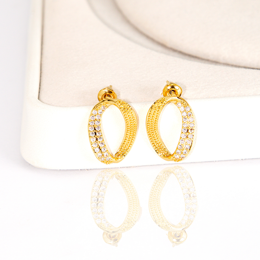 Brinco Oval Cravejado Contorno Duplo Banhado