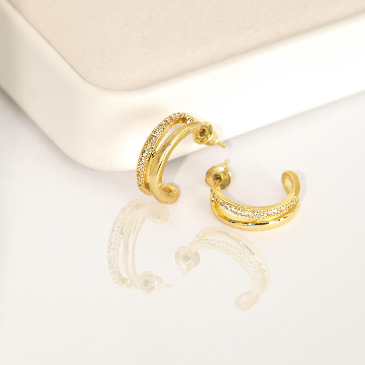 Brinco Meia Argola Luxo Com Zircônias Banhado