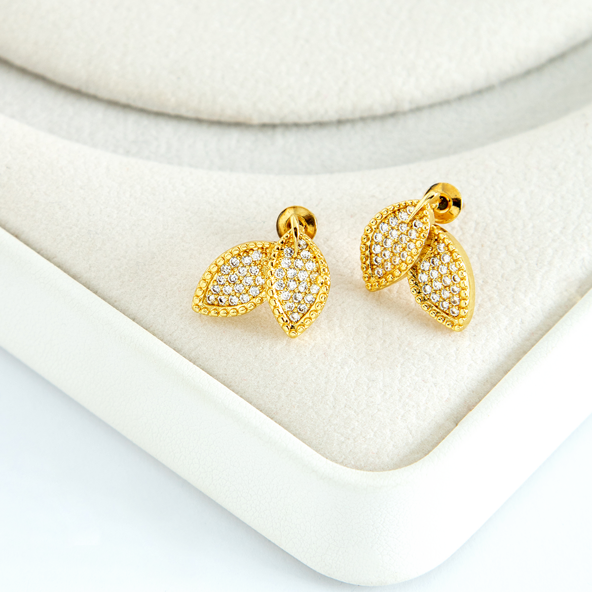 Brinco Folhas Cravejadas Banhado