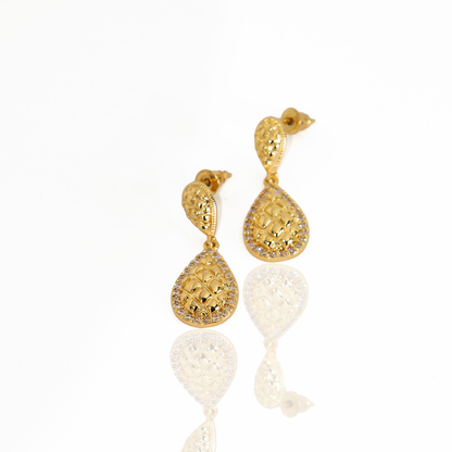 Brinco Gota Texturizada Com Zircônias Banhado