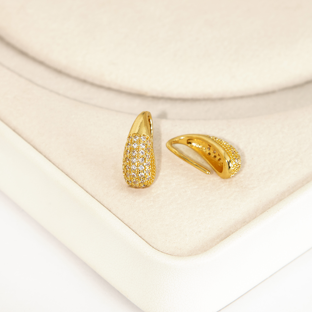 Brinco Gota Moderna Cravejada Banhado