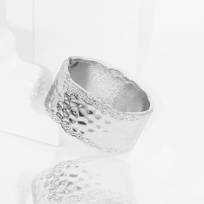 Bracelete Grosso Ondulado Borda Craquelada Acetinado Banhado