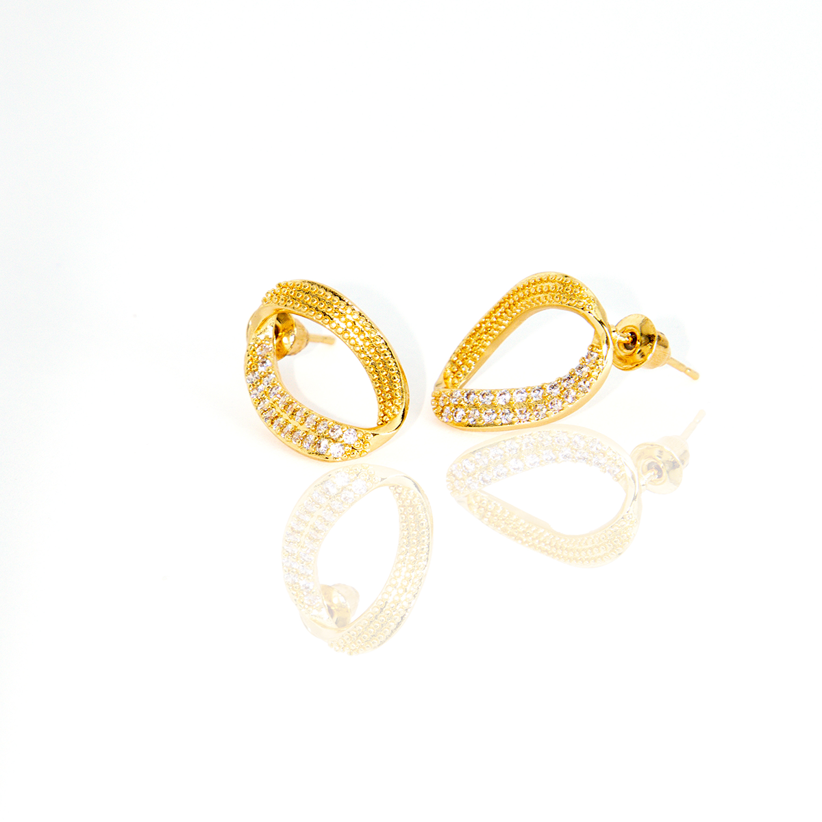 Brinco Oval Cravejado Contorno Duplo Banhado
