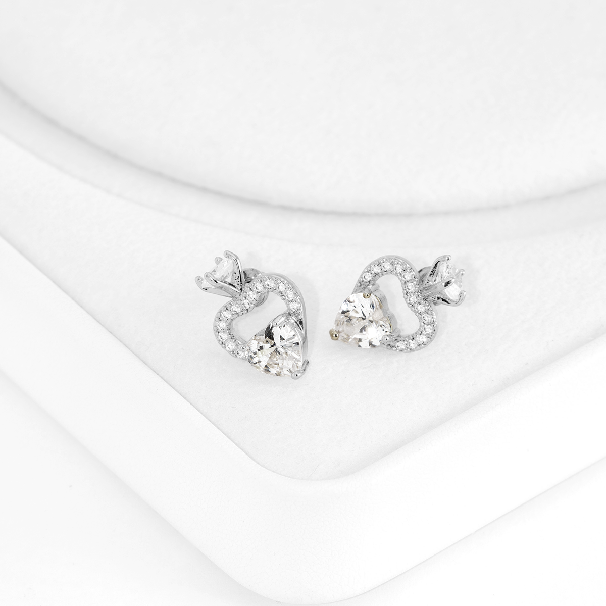 Brinco Coração Real com Zircônias Banhado