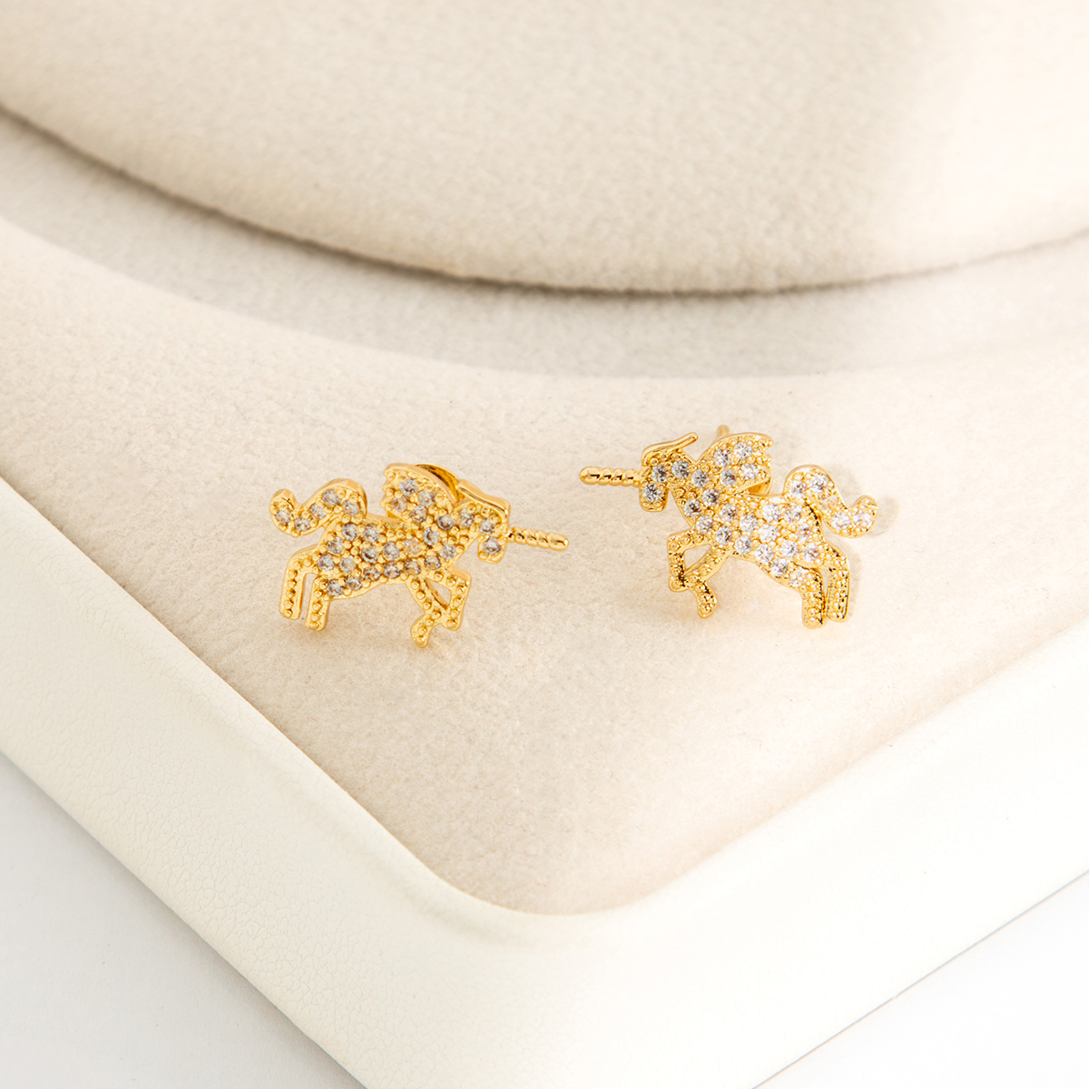 Brinco Mini Unicórnio Brilhante Banhado