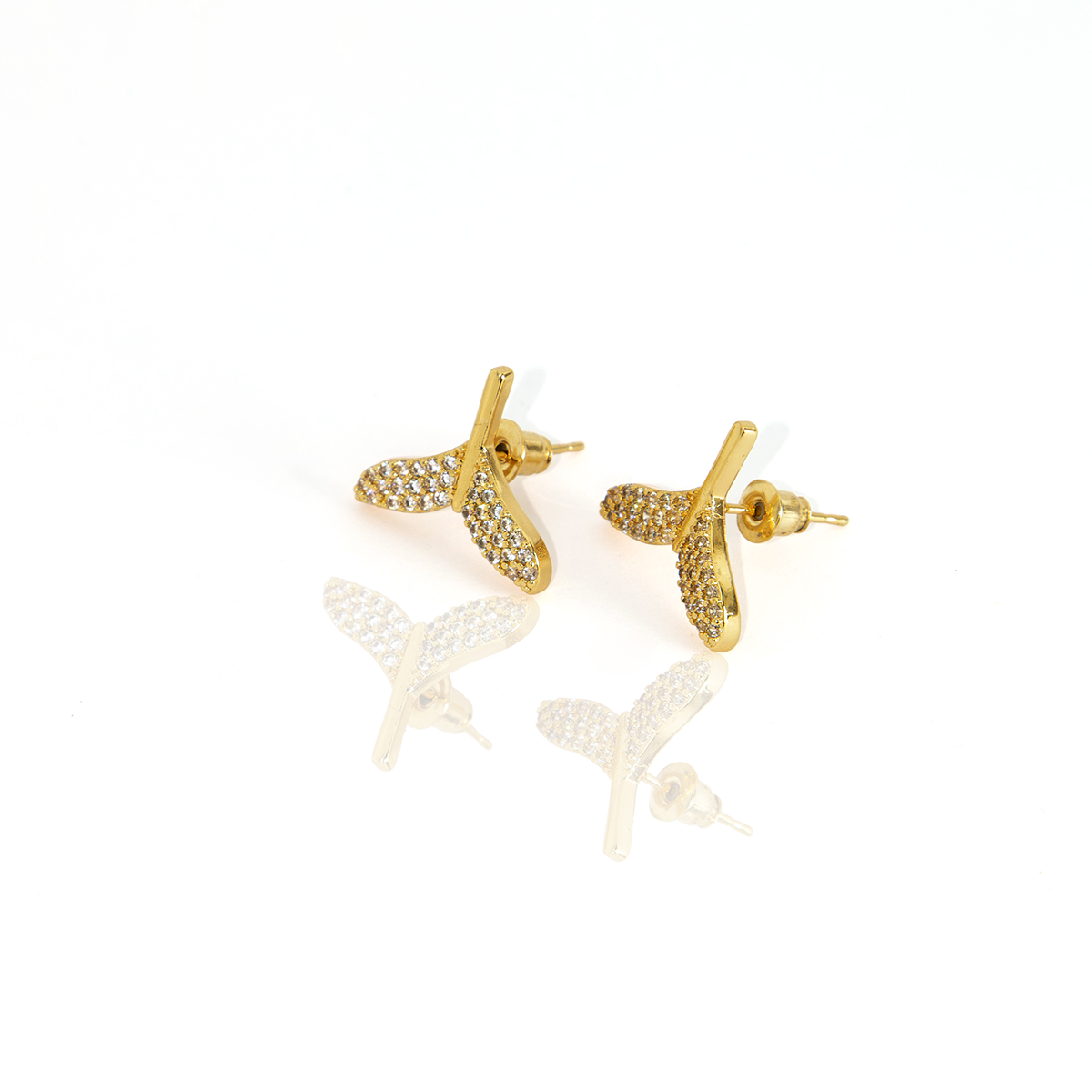 Brinco Cauda de Baleia com Zircônias Banhado