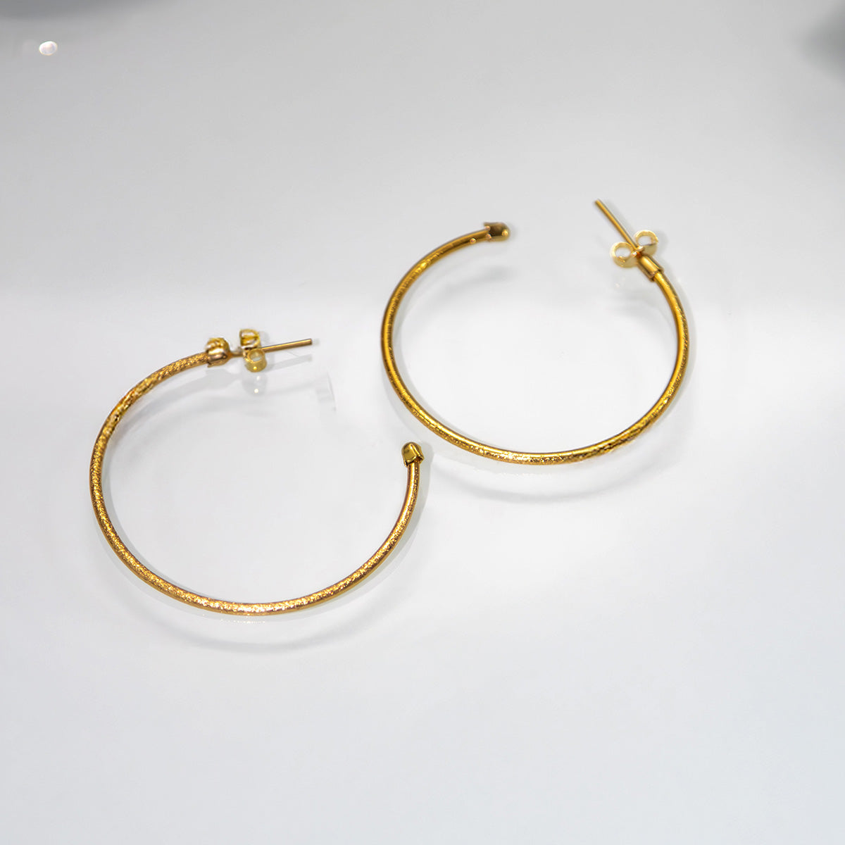 Brinco de Argola Fina Detalhada 3,7mm Banhado em Ouro