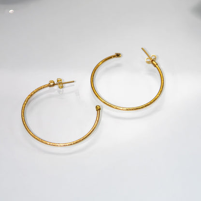 Brinco de Argola Fina Detalhada 3,7mm Banhado em Ouro