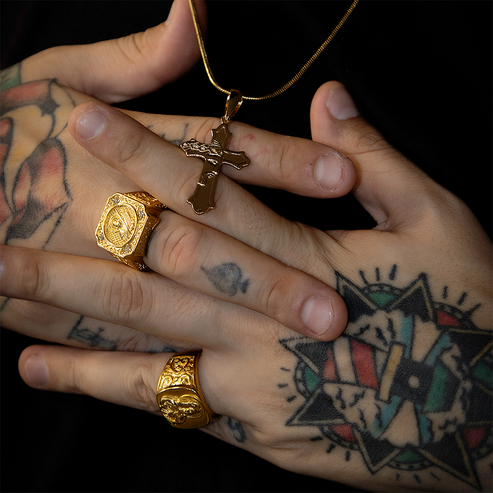 Pingente Cruz Com Imagem Esculpida de Jesus | Banhado a Ouro 18k