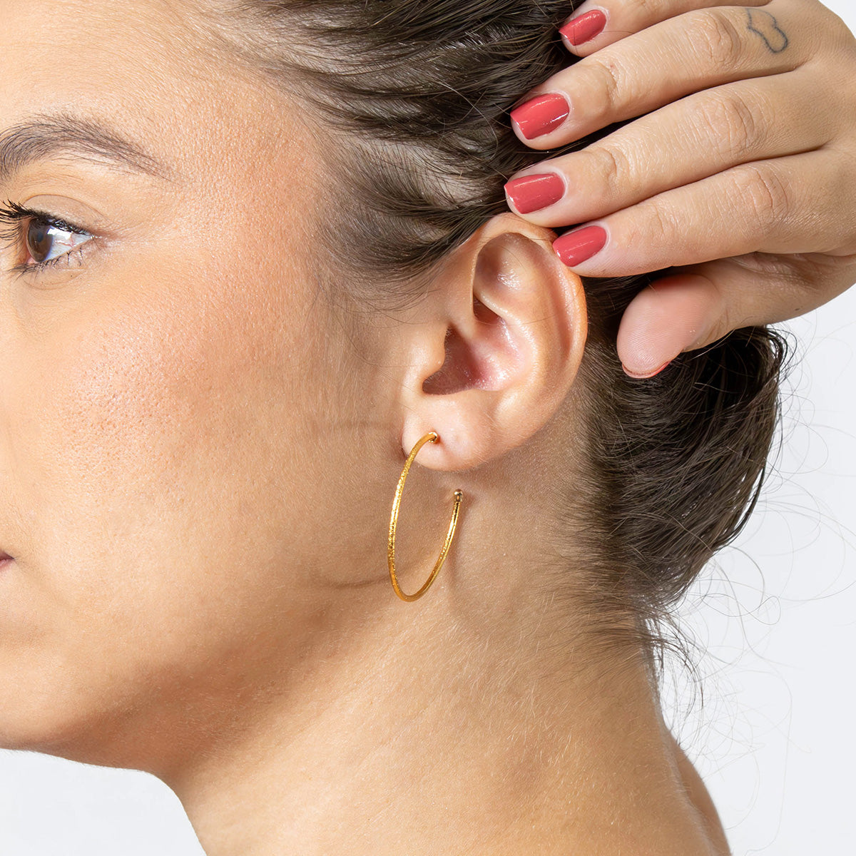 Brinco de Argola Fina Detalhada 3,7mm Banhado em Ouro