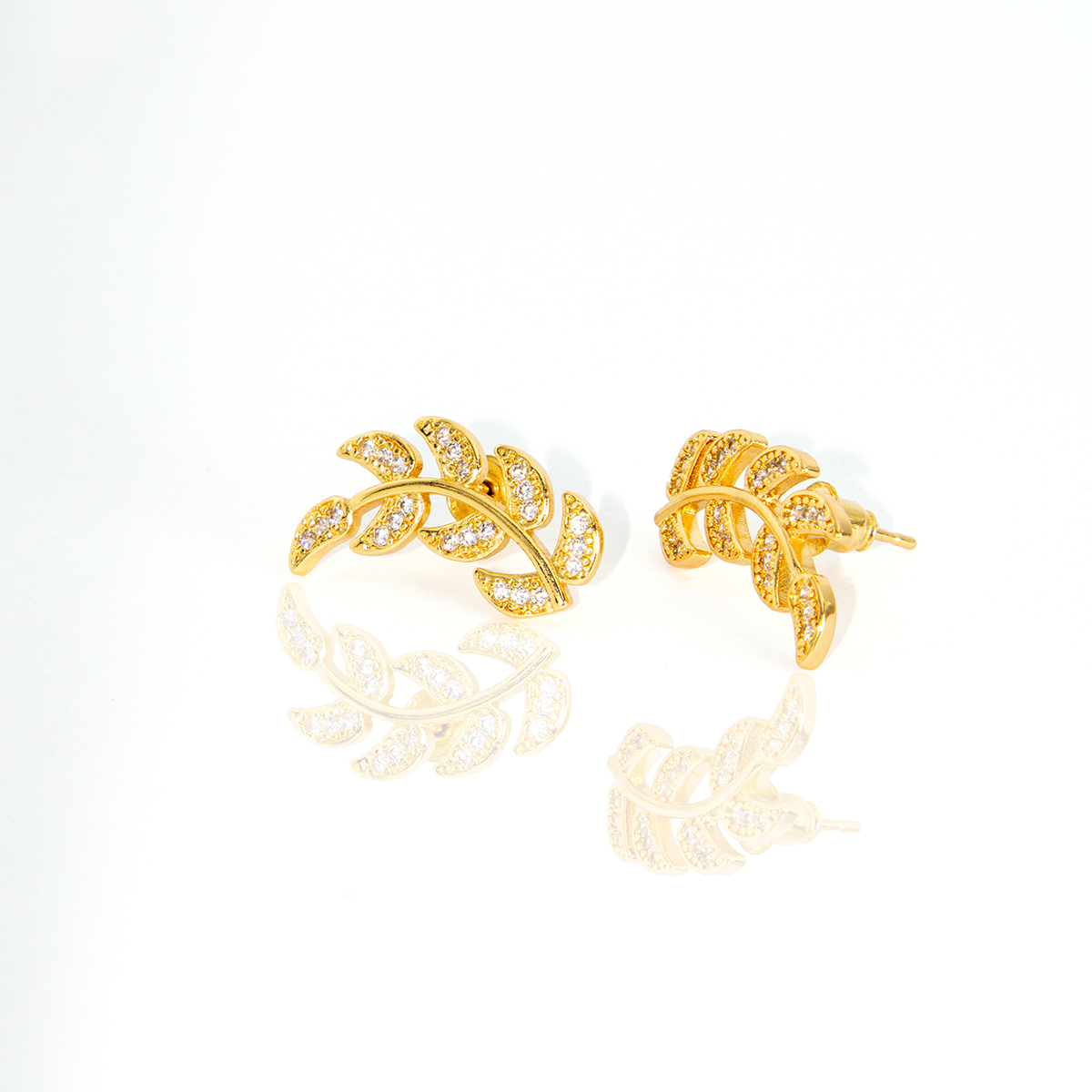 Brinco Earcuff Ramos Cravejado Banhado