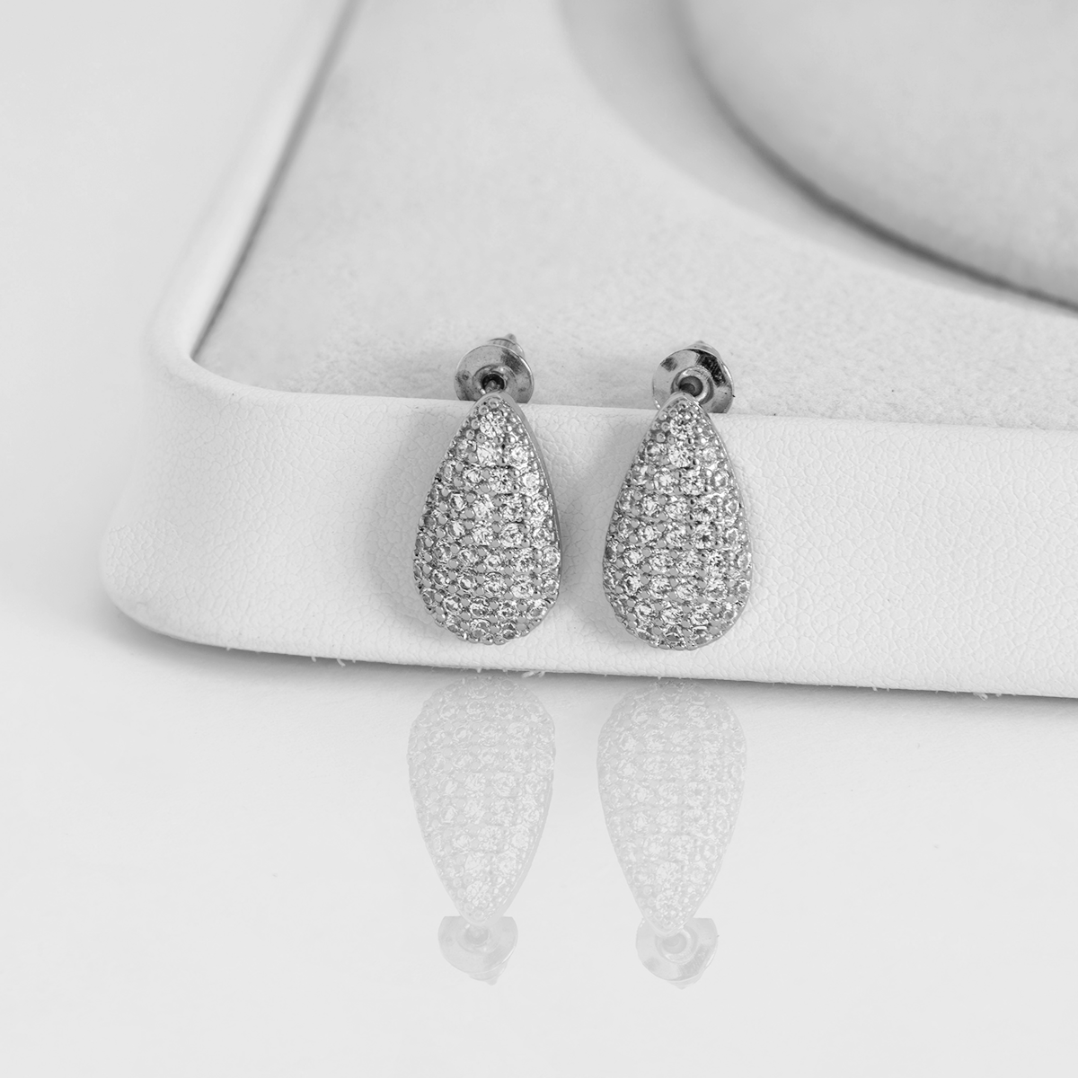 Brinco Gota Clássica Cravejada Banhado