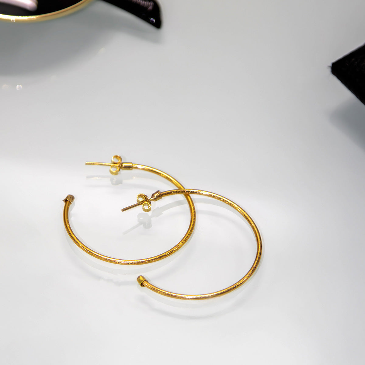 Brinco de Argola Fina Detalhada 3,7mm Banhado em Ouro