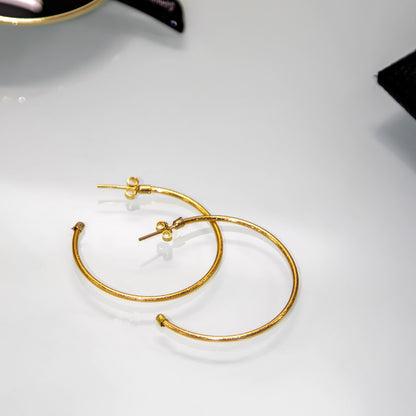 Brinco de Argola Fina Detalhada 3,7mm Banhado em Ouro