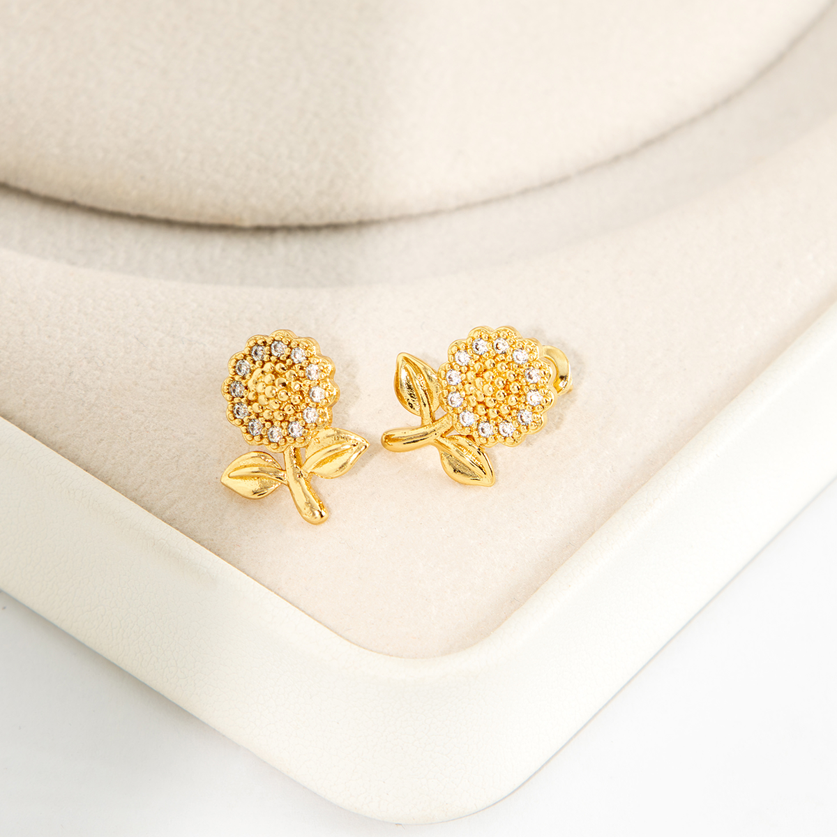 Brinco Florzinha Cristal Cravejado Banhado