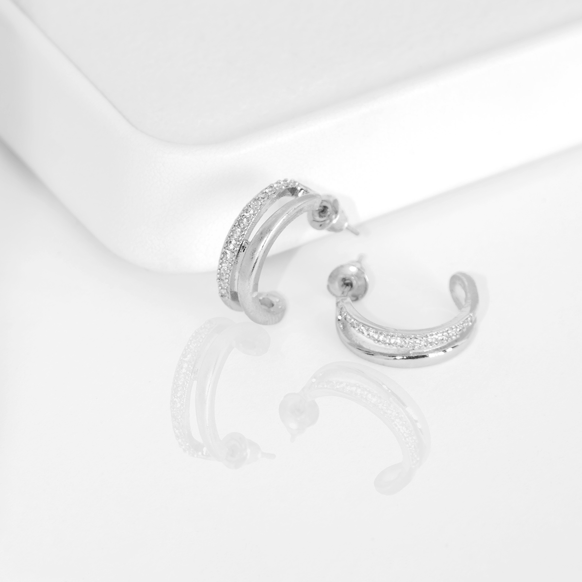 Brinco Meia Argola Luxo Com Zircônias Banhado