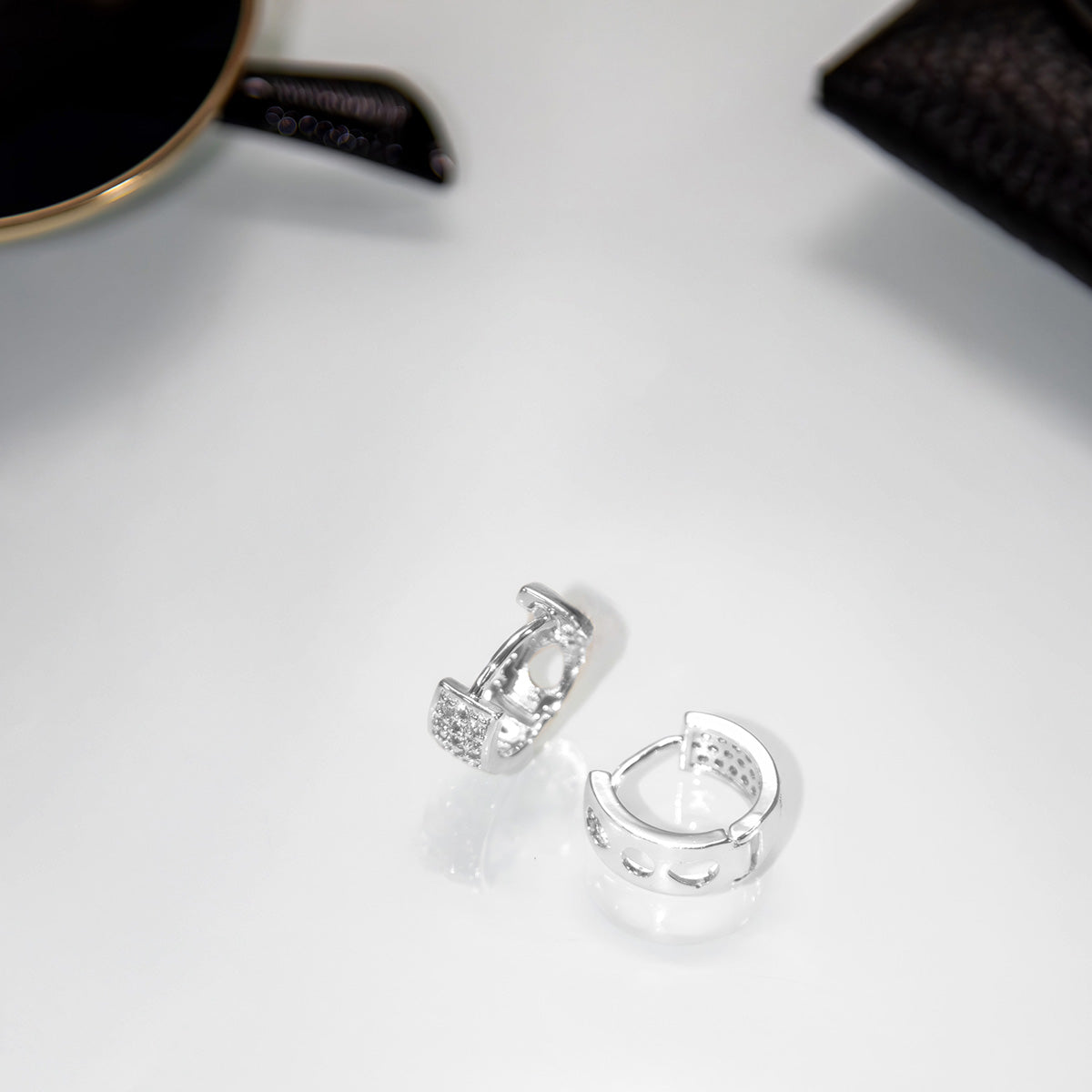 Brinco Argola Grossa com Fileiras Cravejadas em Zircônias