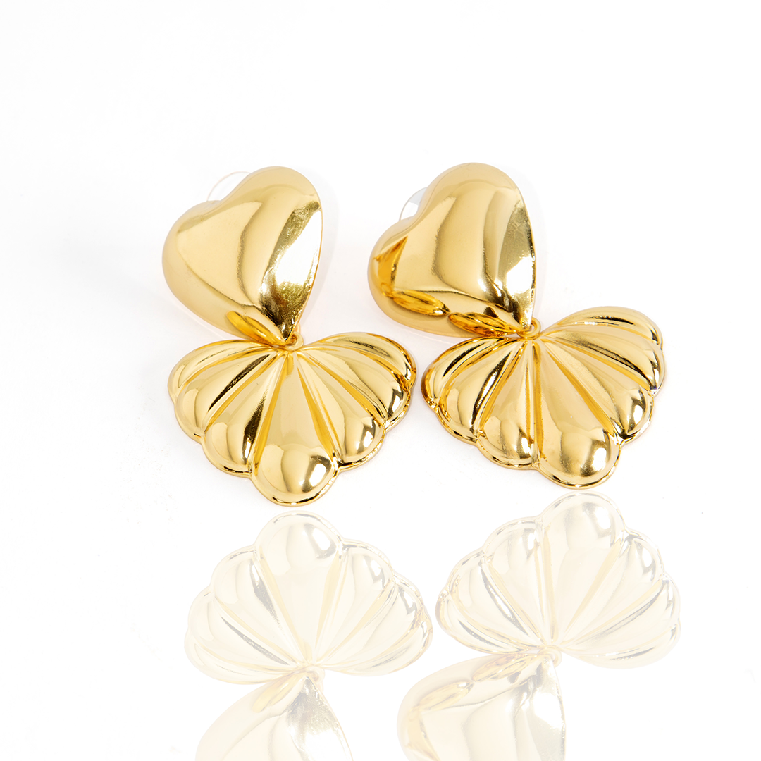 Brinco Coração Com Pétalas Texturizadas Banhado