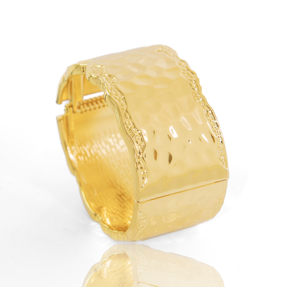 Bracelete Grosso Ondulado Borda Craquelada Acetinado Banhado