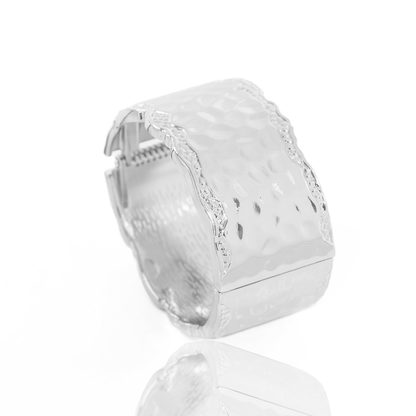 Bracelete Grosso Ondulado Borda Craquelada Acetinado Banhado