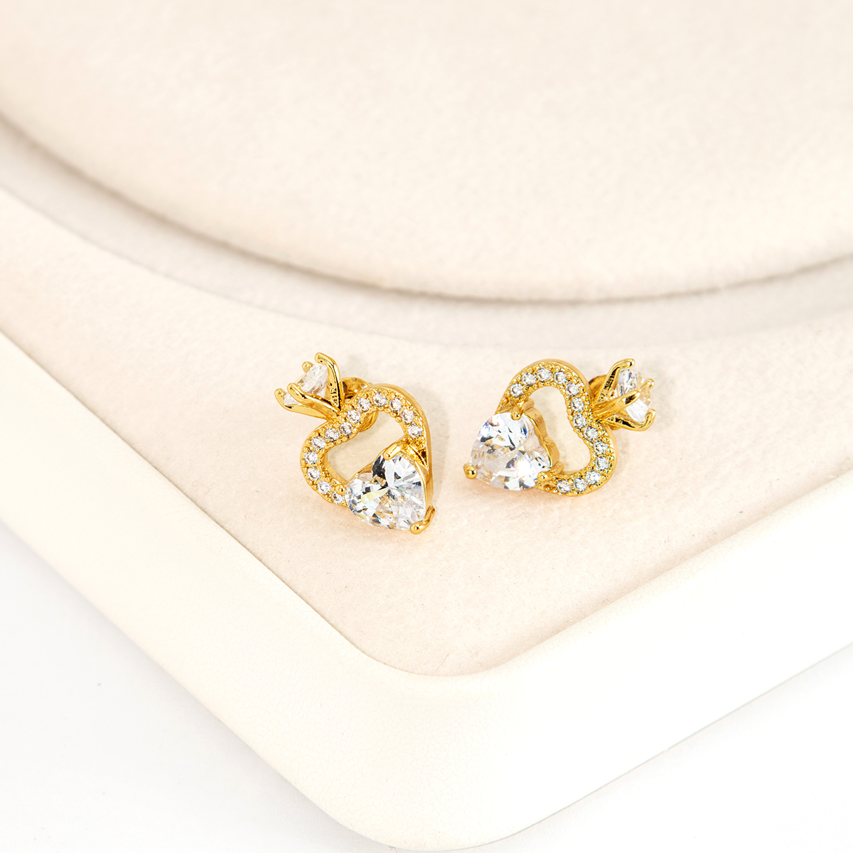 Brinco Coração Real com Zircônias Banhado