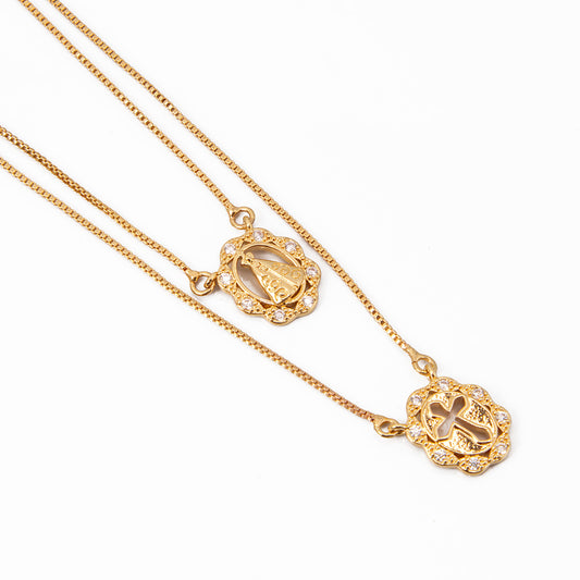 Colar Duplo Pingentes Cruz e Nossa Senhora Cravejado Zircônia Banhado