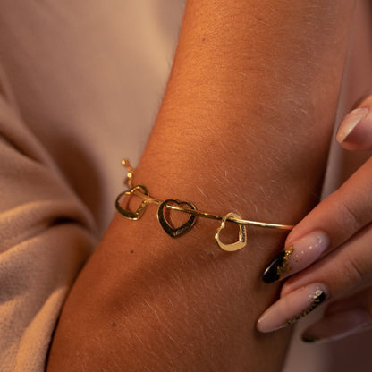 Bracelete com Pingentes de Corações Personalizados com Nomes - Banhado em Ouro 18k