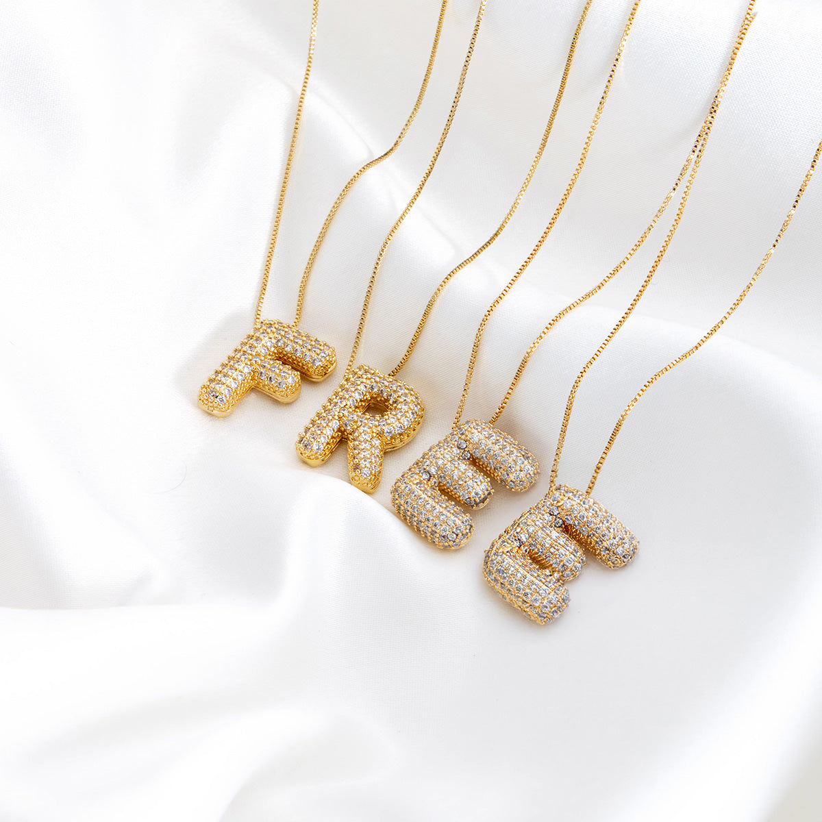 Colar Letra Bubble Cravejada em Zircônia Banhado em Ouro 18K