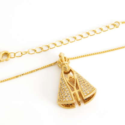 Colar Pingente Nossa Senhora Aparecida Dupla Face Com Zircônias Coloridas Banhado em Ouro 18K