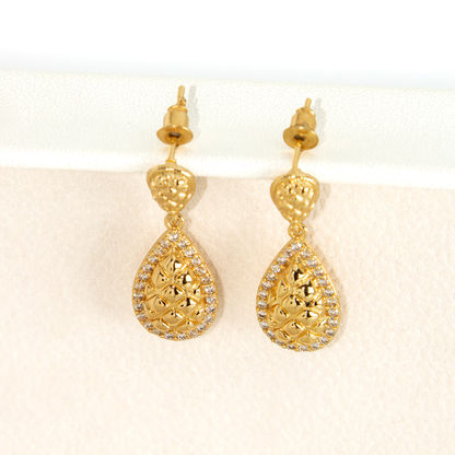 Brinco Gota Texturizada Com Zircônias Banhado