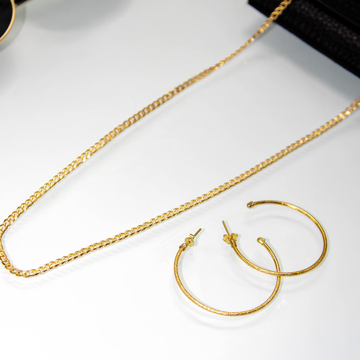 Brinco de Argola Fina Detalhada 3,7mm Banhado em Ouro