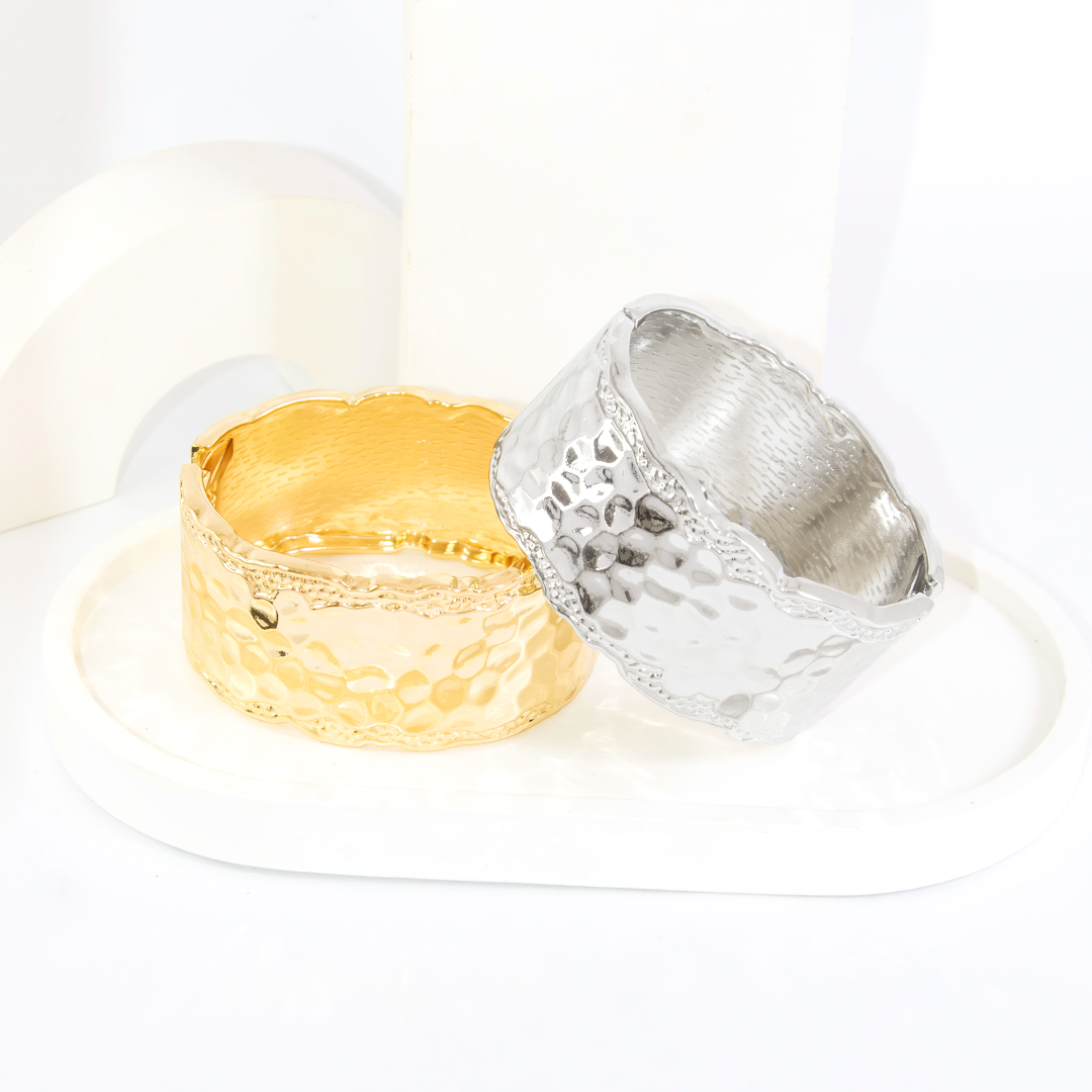 Bracelete Grosso Ondulado Borda Craquelada Acetinado Banhado