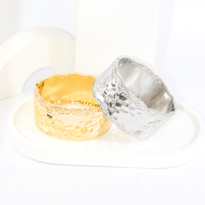 Bracelete Grosso Ondulado Borda Craquelada Acetinado Banhado