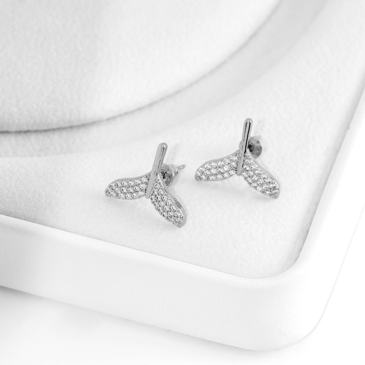 Brinco Cauda de Baleia com Zircônias Banhado