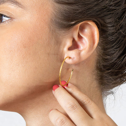 Brinco de Argola Fina Detalhada 3,7mm Banhado em Ouro