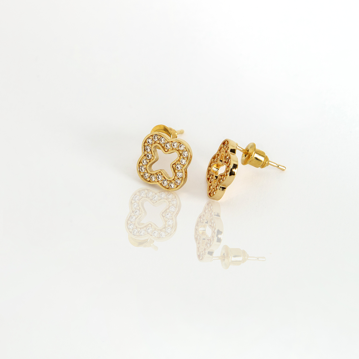 Brinco Trevo Vazado com Zircônias Banhado