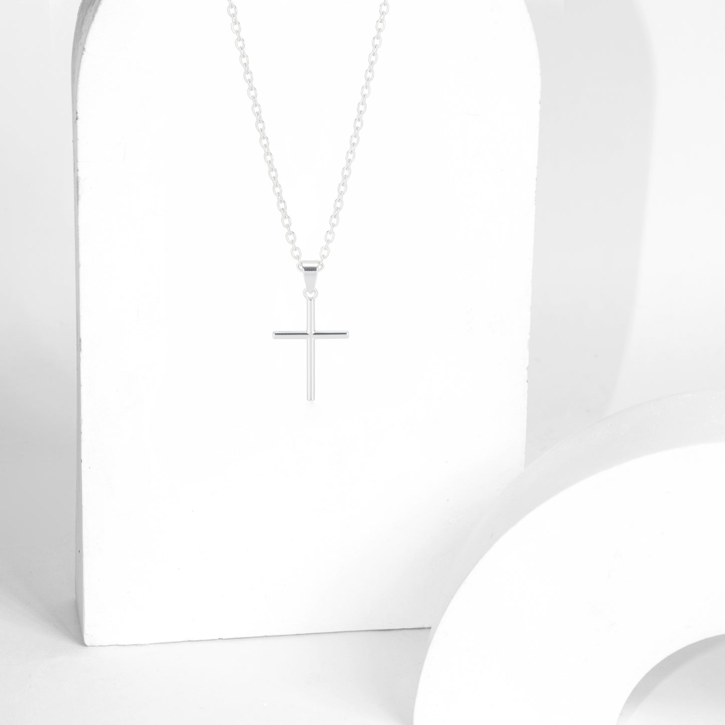 Colar com Pingente de Cruz Palito Banhado a Prata