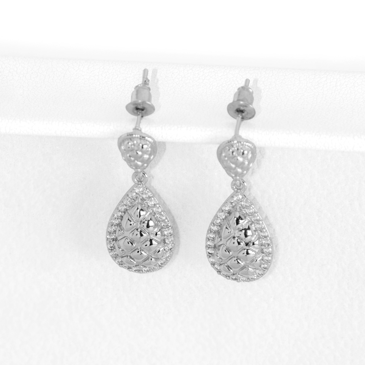 Brinco Gota Texturizada Com Zircônias Banhado