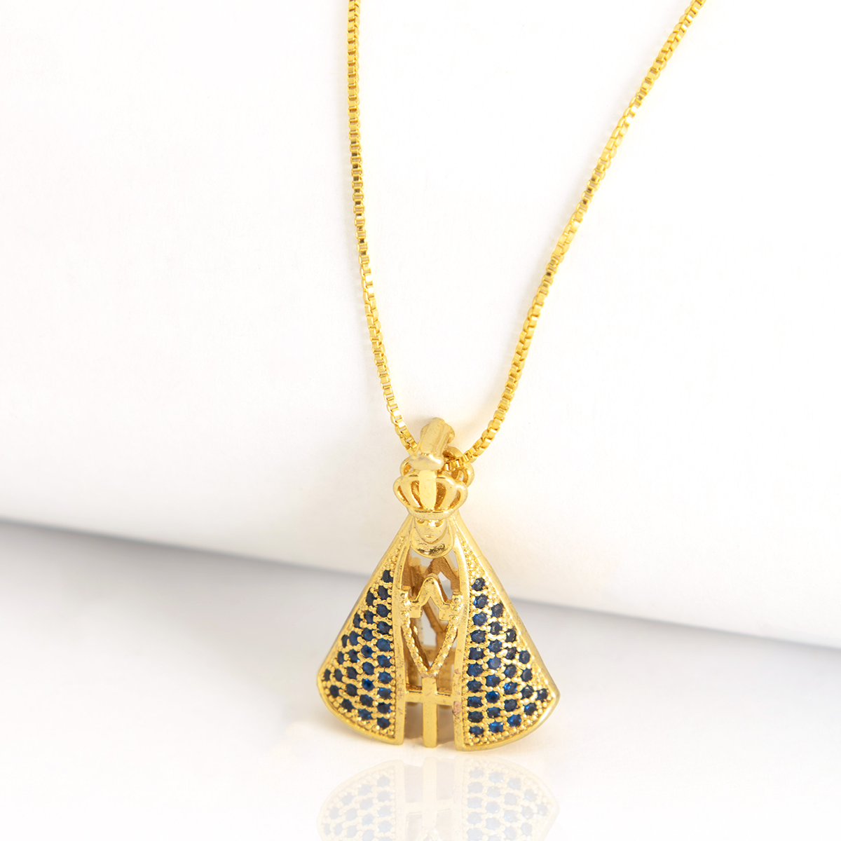 Colar Pingente Nossa Senhora Aparecida Dupla Face Com Zircônias Coloridas Banhado em Ouro 18K