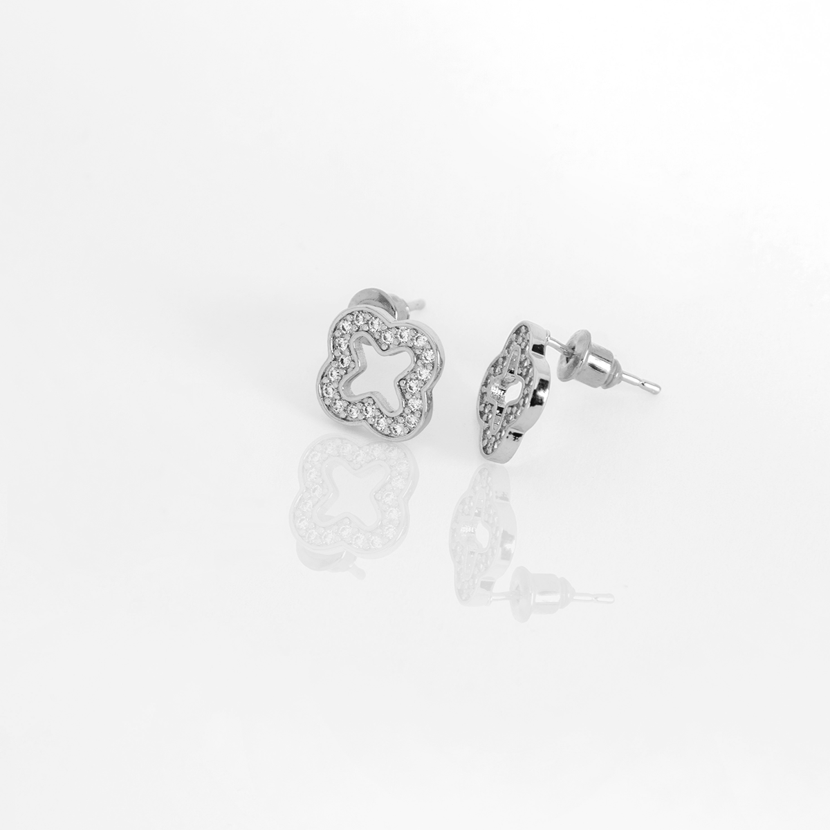 Brinco Trevo Vazado com Zircônias Banhado