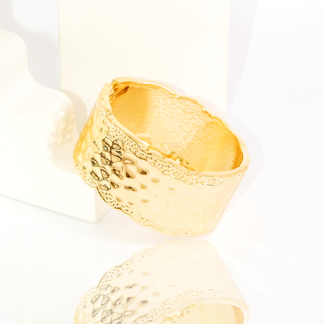 Bracelete Grosso Ondulado Borda Craquelada Acetinado Banhado