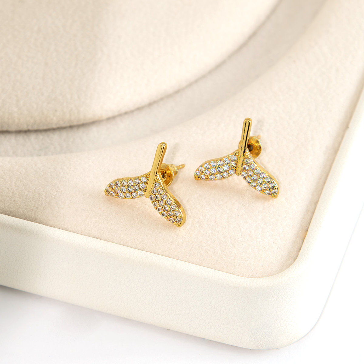 Brinco Cauda de Baleia com Zircônias Banhado