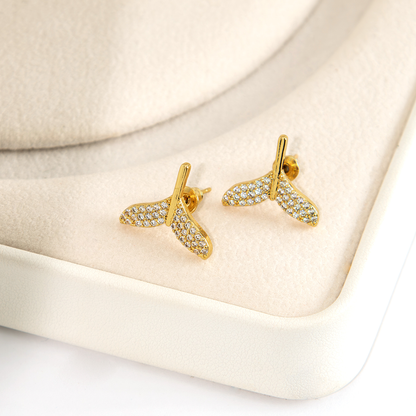 Brinco Cauda de Baleia com Zircônias Banhado